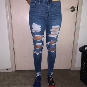 HOLLISTER RIPPED HIGH WAISTED JEANS